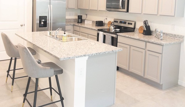 Spacious Home ★ Gym & Pool ★ Near Amusement Parks