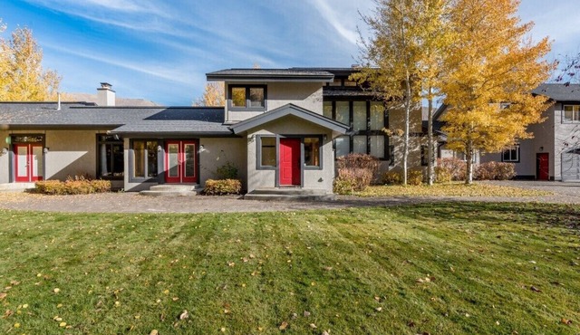 Spacious Home - Hot Tub, Game Room, 2 Kitchens, 3 Living Rooms - Perfect For Large Families