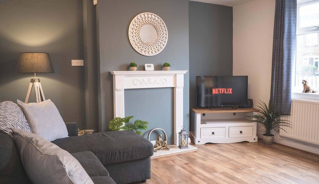 Spacious Home, Ideal For Families, FREE Parking!