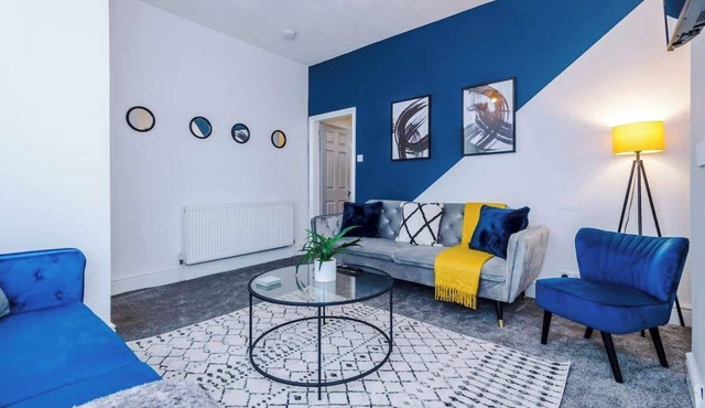 Spacious Home, Ideal for Business Stays, Sleeps 9!