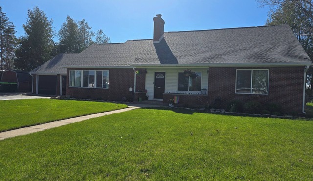 Spacious home in a convenient location to downtown and boat launch!