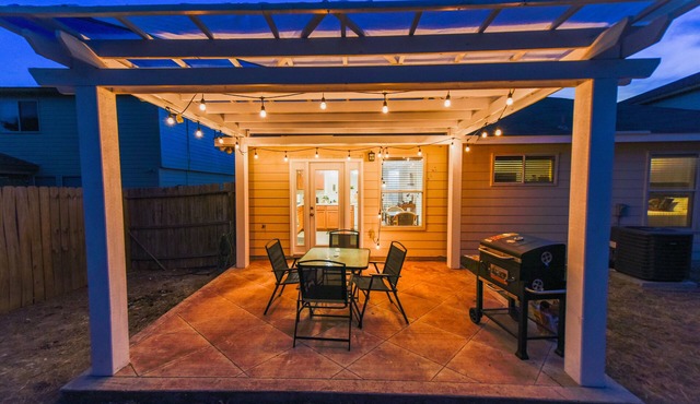 Spacious Home in a Quiet Neighborhood - with HOT TUB! - Central SA
