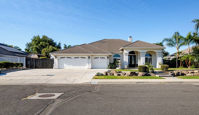 Spacious Home in Beautiful NW Bakersfield with Pool Table