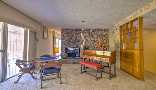 Spacious home in Culver City district – Close to Venice and Downtown LA.