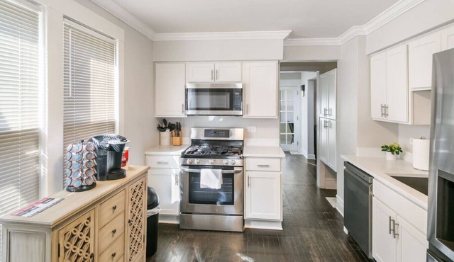 Spacious Home in DT Libertyville Near Naval Base