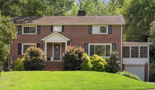 Spacious Home in Downtown Clemson. Walk to Clemson University! Sleeps 10