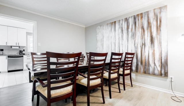 Spacious Home In Heart Of Thornhill