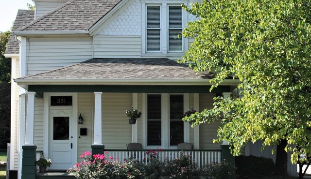 Spacious home in Historic St. Charles, Near Main Street + self-serve breakfast