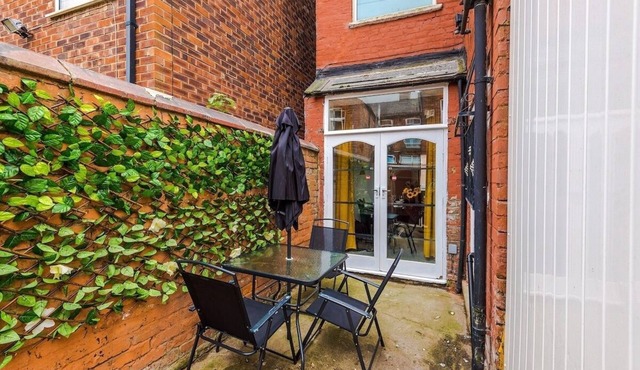 Spacious Home in Manchester | 53 Degrees Property | Ideal for Business!