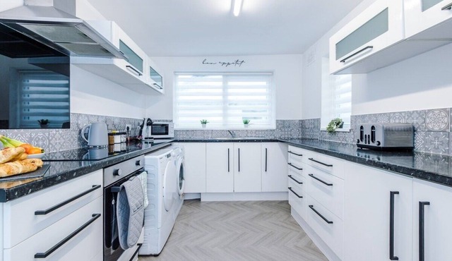 Spacious Home in Manchester, Ideal for Business & Groups, Sleeps 9!