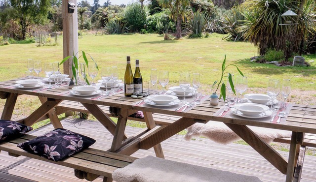 Spacious home in Okarito Brown Kiwi sanctuary, 15min drive to Glacier & Beach