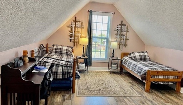 Spacious Home in Peaceful Neighborhood. Close to Downtown.