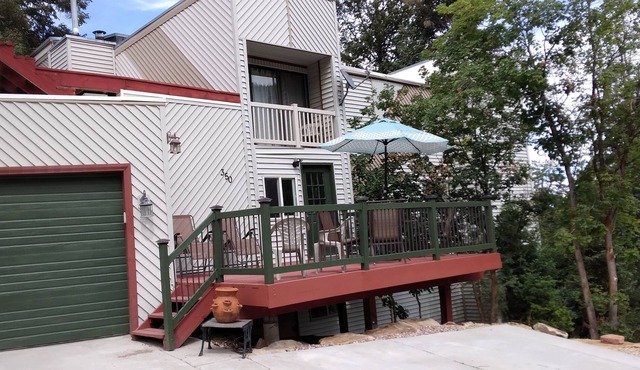 SPACIOUS HOME IN PRIVATE MOUNTAIN SETTING - SLEEPS 10-12 - LOW PRICE