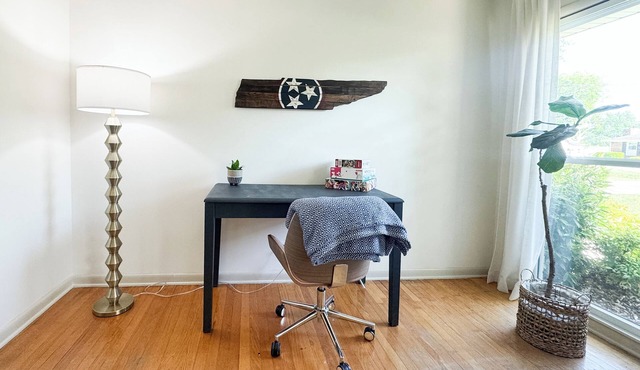 Spacious home in quiet neighborhood - half mile from Historic Gallatin Square