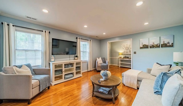 Spacious Home in Superb Location near Golf, Fine Dining & Downtown