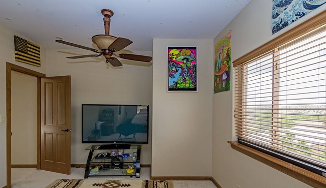 Spacious home, Large backyard, amazing views, fire-pit, WiFi