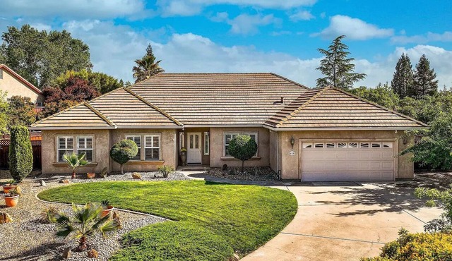 Spacious home located in the La Contenta Golf Club community of Valley Springs