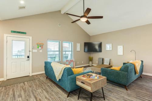 Spacious Home Minutes to Sand
