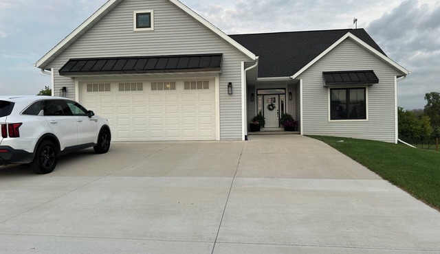 Spacious Home near 2025 EAA Airventure with indoor and outdoor entertaining!