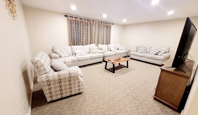 Spacious Home near Buffalo/Bills/Airport/Niagara Falls/Orchard Park Pet friendly