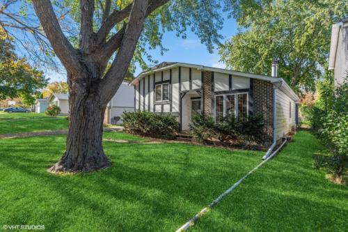 Spacious home near DT Libertyville With Rec Room