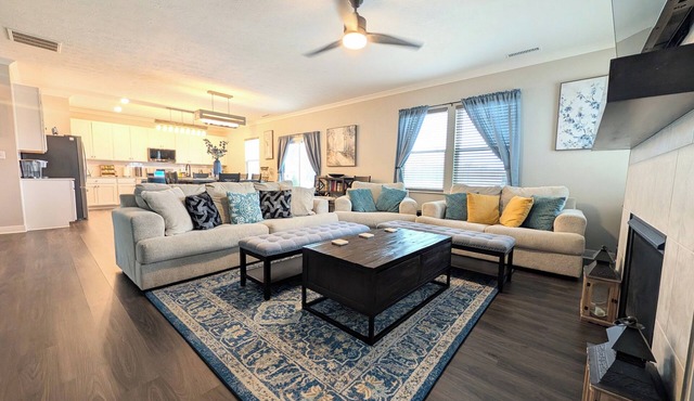 Spacious Home Near Grand Park & Chatham Hills: 3 Kings, 2 En-Suites & Pond View