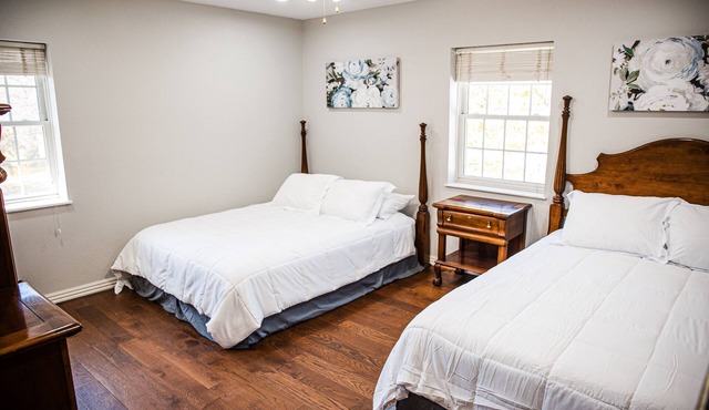 Spacious Home near MSSU College, Sleeps 21, Games, Cornhole, Large Kitchen