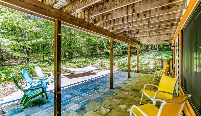 Spacious home near the lake w/ fireplace, hammock, full kitchen, & washer/dryer