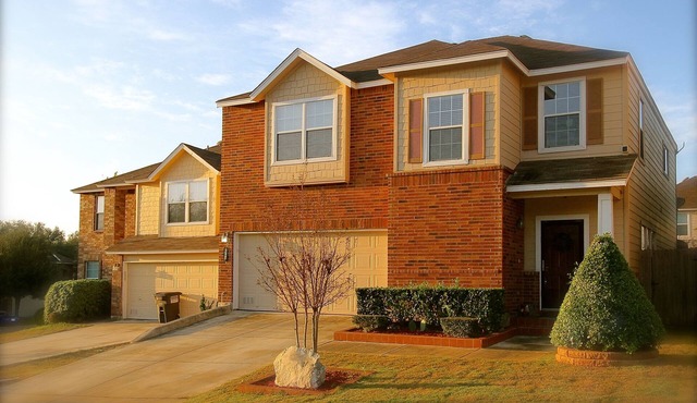 Spacious home near all San Antonio Attractions! Karaoke Machine is available
