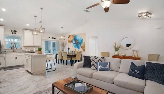 Spacious Home near Warm Mineral Springs, Beaches and Fun Outdoor Activities