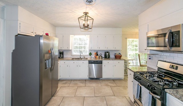 Spacious home on basement, 8 minutes to Downtown Stone Mountain Park