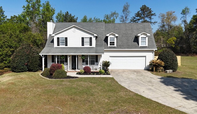 Spacious Home + Pool, Minutes to Town