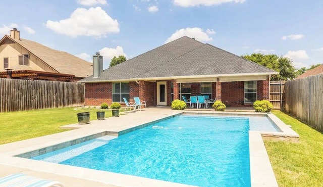 Spacious Home. Pool. Hot Tub. Grill. Pool Table. 4 Bed. 2 Bath.