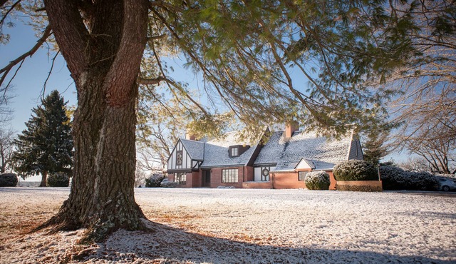 Spacious Home, Private Pool, Tennis Court, Lake, Minutes From Town and Shopping