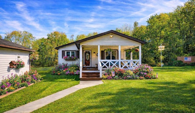 Spacious home. Private 5‑Acre Retreat w/Heated Pool, Near Chautauqua Lake.