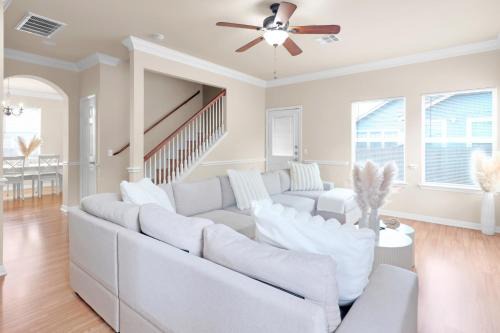 Spacious Home-Queen Suite-Game room-Movie room
