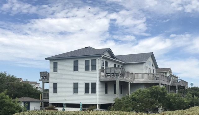Spacious home,saltwater heated pool, game room, volleyball,ocean views & Tennis