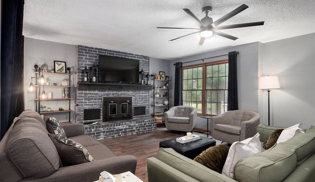 Spacious Home: Scenic 10 acres - game room - fireplace - firepit