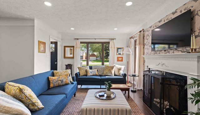 Spacious Home- Secluded Deck-Private Yard-Home Gym