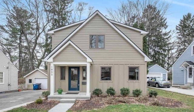 Spacious home, short walk to downtown and U of M