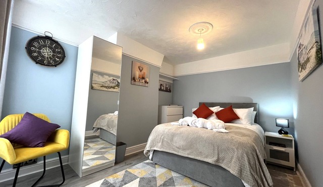 Spacious home sleeps 8 Nr Etihad CoOp Live & City