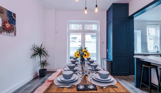 Spacious Home, Sleeps 7 in the heart of Anfield!