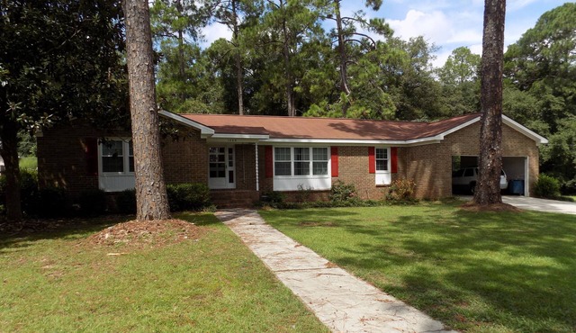 Spacious home Sleeps 12! - 7 min to GA Nat. Fairgrounds & 30 mins to RAFB