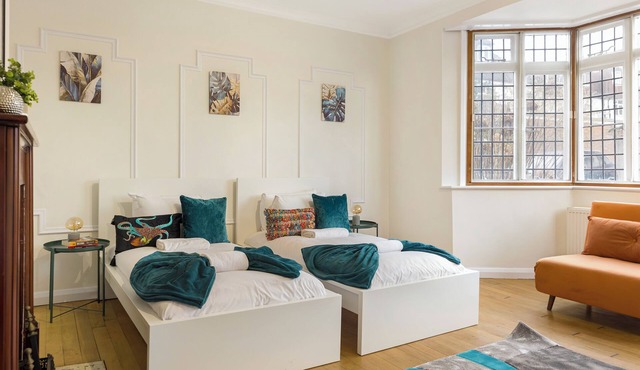 Spacious Home sleeps 14 adults London