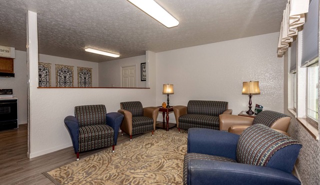 Spacious home - Sleeps 12 - Convenient Location