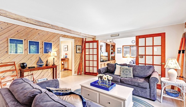 Spacious home under a mile to Douglas Beach Great for families or groups