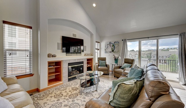 Spacious home w/Mountain Views! Near Dining, Shops, Park, & Rec Center w/Pool.