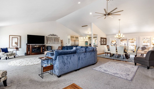 Spacious home with gorgeous mountain views, private deck, WiFi & W/D