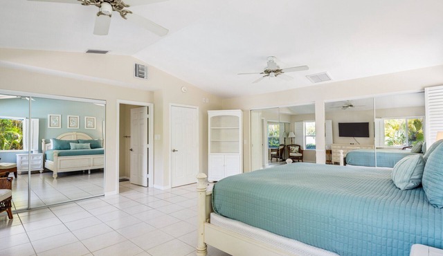 Spacious home with dock walking distance to Sunset Beach
