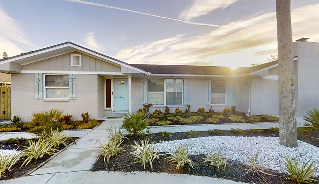 Spacious home with private pool , golf nearby, WIFI and near beaches